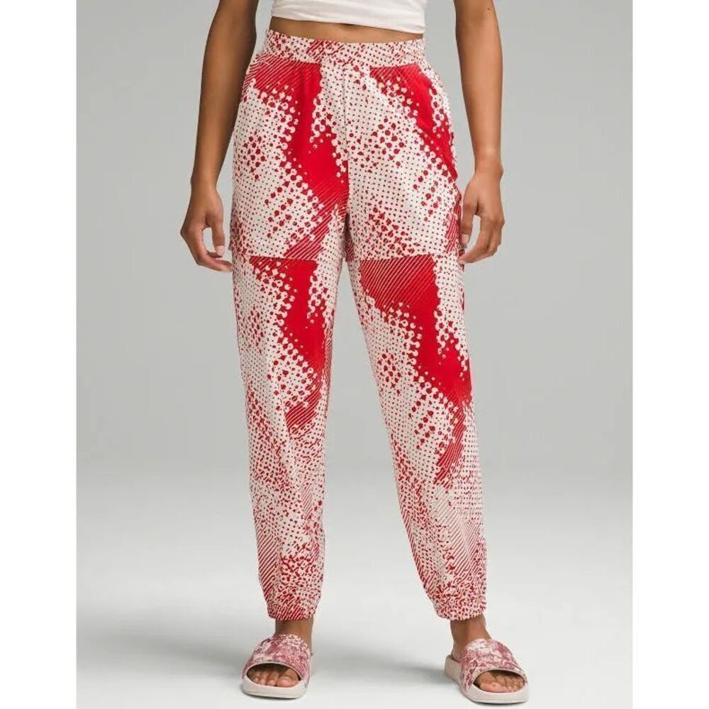 Lululemon Women’s Team Canada Convertible Mid-Rise White & Red Pants, size 6